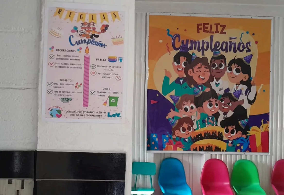 Infografía colocada en el salón de fiestas