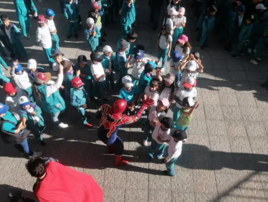 "Superhéroes" Interactuando Con Niños