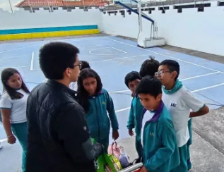 Estudiantes Pesando Comida De Perros