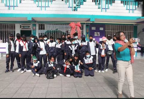 Foto grupal de los estudiantes de la escuela invitada.